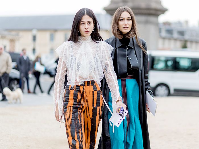 İtalayan modası denince aklınıza ilk olarak sakin şıklık gelmelidir.Son derece sade olan kombinlerinizi çanta,gözlük kolye gibi aksesuarlarınızla  süsleyebilirsiniz.