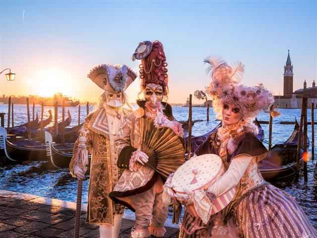 Venedik Karnavalına katılmak isteyenler için 2020 yılının 8 Şubat Cumartesi-25 Şubat Salı tarihleri arasında kutlanacaktır. En görkemli maskenizi valizinize koymayı unutmayın !! :)