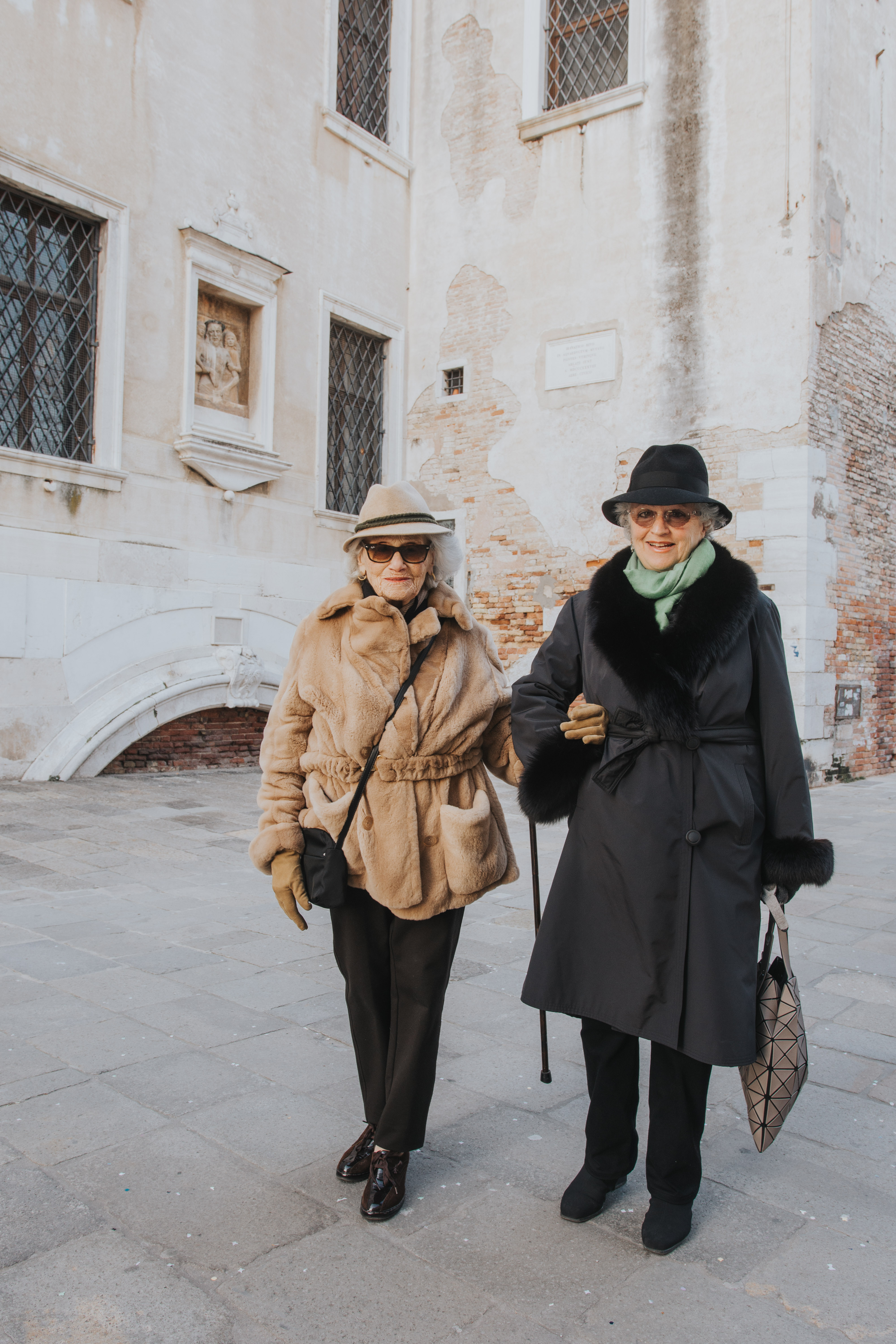 Venedik sokak modasına bakacak olursak şal,şapka ve eldivenlerinizin valizinizde bulunmasında fayda var.