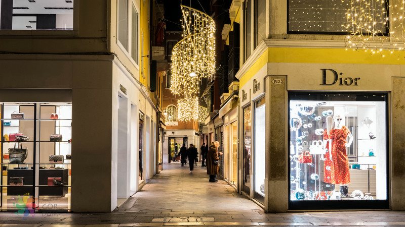  İtalyan stilinin imzası kesinlikle Armani tasarımlarıdır. Bir kaç  örnek ile gösterebiliriz. 